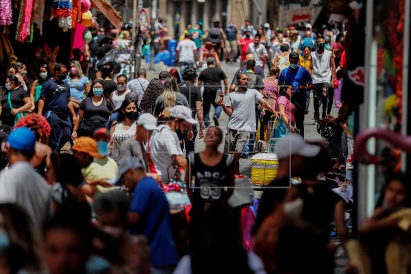 Vista general de una concurrida calle comercial hoy, en Sao Paulo (Brasil). EFE/Sebastiao Moreira